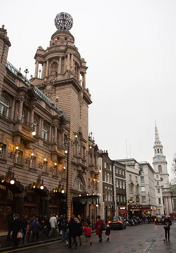 Home to the English National Opera (ENO), the London Coliseum is the largest theatre in London, with 2,359 seats. The theatre underwent a complete and detailed restoration from 2000 which was supported by National Heritage Lottery Fund, English Heritage, The National Lottery through Arts Council England, Vernon & Hazel Ellis and a number of trust and individual donors. (Roger Luo/ Da Ji Yuan/The Epoch Times)