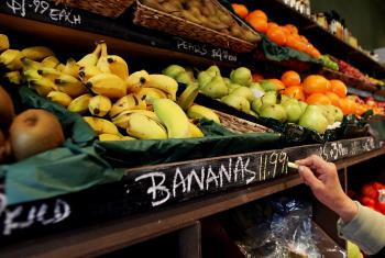 Nope, sorry. Walmart didn't recall more than 7 tons of bananas due to "parasitic worms." (Ian Waldie/Getty Images)