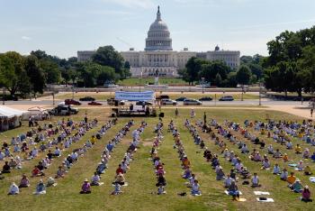 Falun Gong practitioners exercise and meditate on the Capitol Mall, July, 20, 2009. (Jim Giragosian/The Epoch Times) Falun Gong practitioners exercise and meditate on the Capitol Mall, July, 20, 2009. (Jim Giragosian/The Epoch Times)