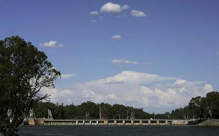 A lock and weir in the Murray-Darling helps to provide navigation as well as pool level to facilitate pumping for irrigation and water supply to farmers. (Robert Cianflone/Getty Images)
