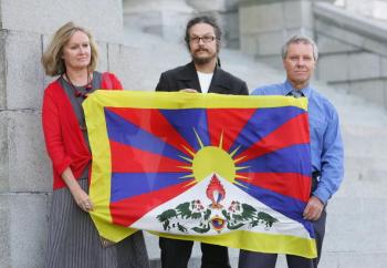 Sue Kedgley (L) Keith Locke (R) and Nandor Tanczos of the Green party hold a Tibetan flag on the steps of Parliament during a visit by a Chinese delegation; March 2007, in Wellington. (Marty Melville/Getty Images)
