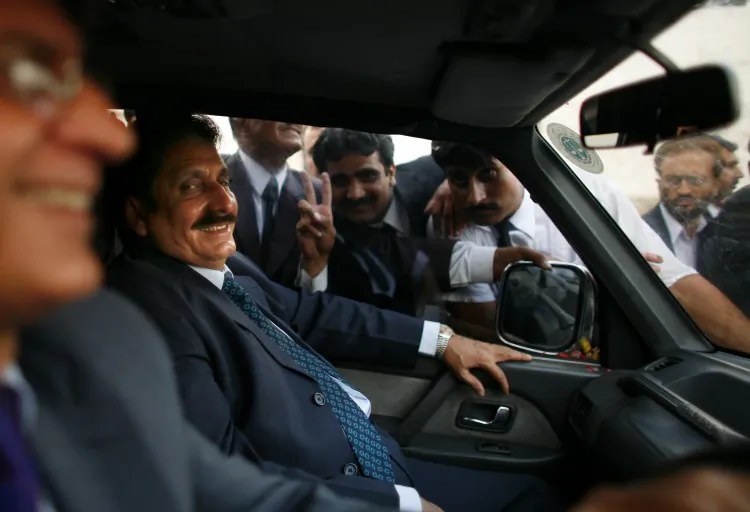 Pakistan Chief Justice Iftikhar Chaudhry (R) and the Supreme Court have been accused by Human Rights Watch of using their power to silence media reports critical of the judiciary. (Paula Bronstein/Getty Images)