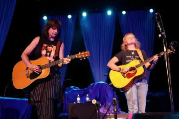 Indigo Girls New Xmas Album: ‘Happy Holly Days’