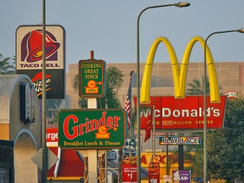 LAGGIN' IT: Signs for fast-food restaurants line the streets in the Figueroa Corridor area in Los Angeles, Calif. A recent survey says the nation's biggest chains, such as McDonald's and Taco Bell, lag behind smaller rivals in taste. (David McNew/Getty Images)