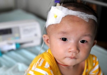 A baby who suffers from kidney stones after drinking tainted milk powder gets IV treatment at a hospital.  (China Photos/Getty Images)