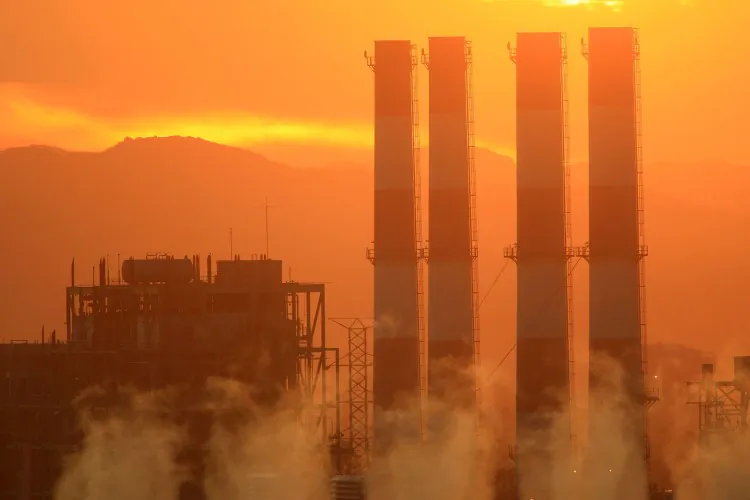 A generating station in Sun Valley, Los Angeles, is seen in this file photo. California’s carbon cap-and-trade system came into effect on Jan. 1, 2013. (David McNew/Getty Images)