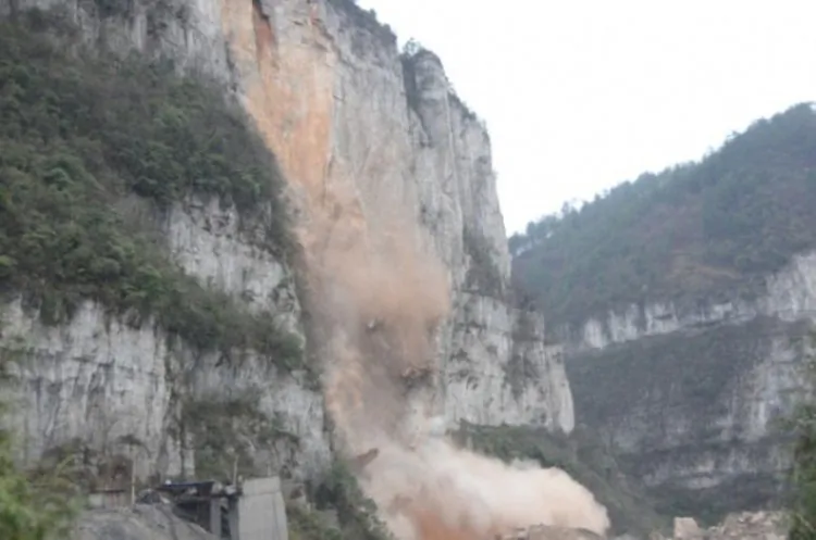 The landslide occurred on Feb.18 in Longchang Town of Kaili City, located in southwestern China's Guizhou Province. Five people, including two children, were reportedly killed in the disaster near a coal mine. (Weibo.com)