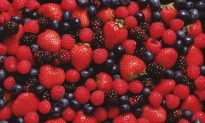 Eating Strawberries and Blueberries Could Reduce Heart Attacks in Women