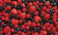 Eating Strawberries and Blueberries Could Reduce Heart Attacks in Women