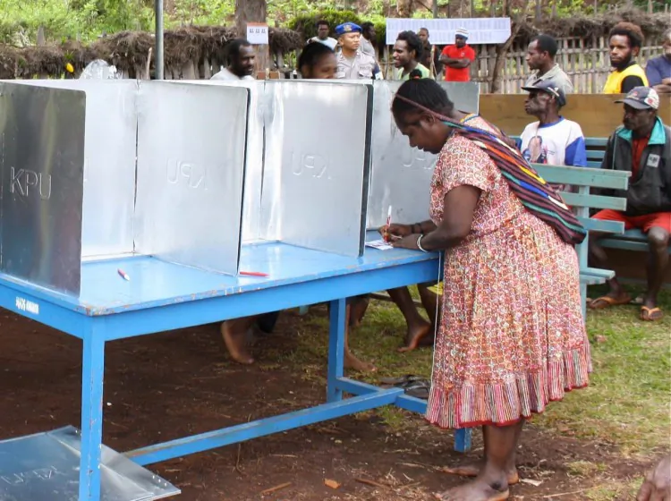 A Papuan woman fills her ballot at a polling center Jayapura, in eastern Papua province, on July 8, 2009. (STR/AFP/Getty Images)