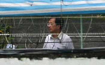 Former Taiwan president Chen Shui-bian behind barbwire at the Taipei Detention Centre in Tucheng, Taipei county. (AFP/Getty Images)