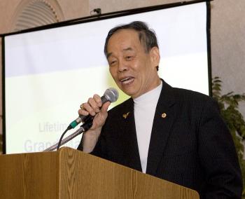 Grandmaster Jhoon Rhee, Father of US Tae Kwon Do, gives the keynote address at the Asian American Chamber of Commerce (AACC) Annual Gala, March 4, in Fairfax, Va. (Lisa Fan/Epoch Times) Grandmaster Jhoon Rhee, Father of US Tae Kwon Do, gives the keynote address at the Asian American Chamber of Commerce (AACC) Annual Gala, March 4, in Fairfax, Va. (Lisa Fan/Epoch Times)