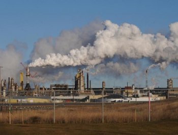 The Syncrude oil sands extraction facility near the town of Fort McMurray in Alberta, Canada on Oct. 25, 2009. (Mark Ralston/AFP/Getty Images)
