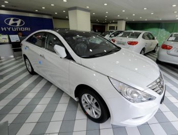 HYUNDAI RECALL: Hyundai Motor's sedan Sonata model is on display at its branch in Seoul on April 22. Sonata is part of a major Hyundai recall in the United States.  (Jung Yeon-Je/Getty Images)