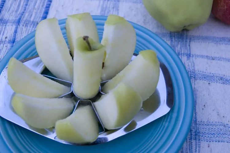 A biotech company’s bid to market a genetically modified apple that doesn’t brown when sliced is prompting concern among conventional and organic fruit growers in B.C.’s Okanagan. (Cat Rooney/The Epoch Times)