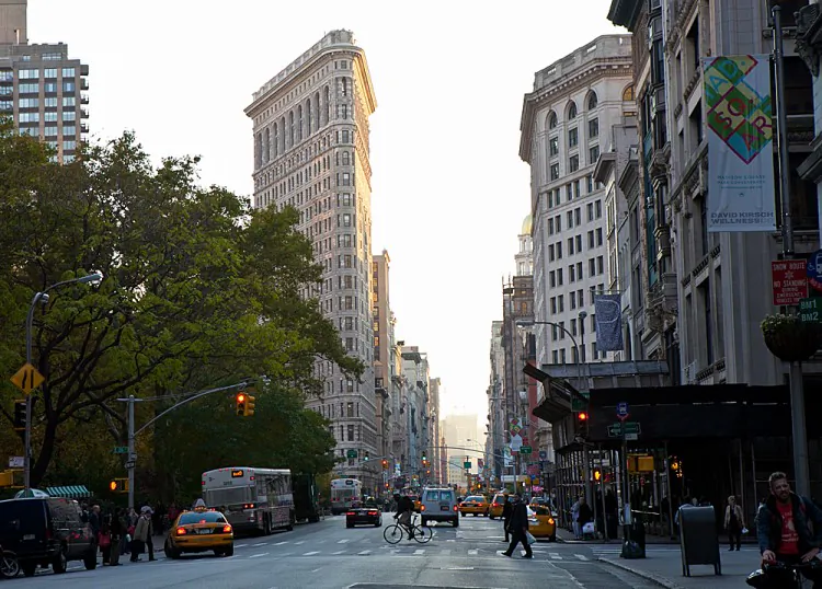 Looking south on Broadway toward the Flatiron building on March 6, with Madison Square Park on the left. (Amal Chen/The Epoch Times)