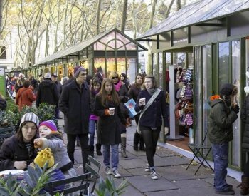 Shoppers at the holiday market in Bryant Park on Sunday. Several markets are open around the city through the New Year. (Phoebe Zheng/The Epoch Times) Shoppers at the holiday market in Bryant Park on Sunday. Several markets are open around the city through the New Year. (Phoebe Zheng/The Epoch Times)