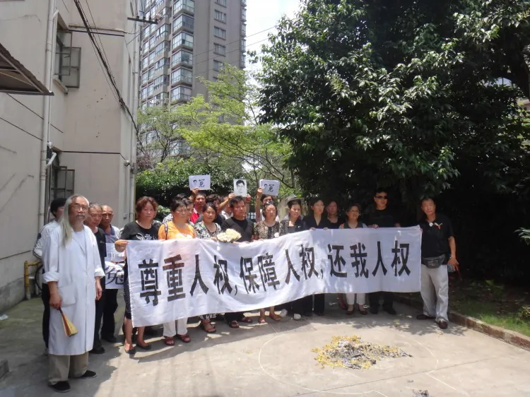 Shanghai petitioners shout, “Down with the communist Party.” July 1, 2012. (Provided by a source in Mainland China)