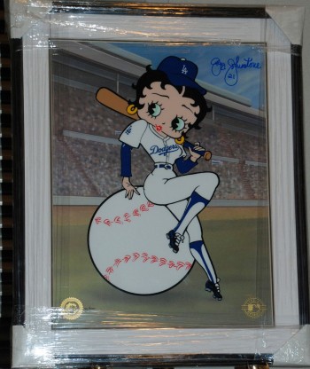 Hollywood memorabilia was also auctioned at the event in order to raise funds for the Ovarian Cancer Circle. (Robin Kemker/The Epoch Times) Hollywood memorabilia was also auctioned at the event in order to raise funds for the Ovarian Cancer Circle. (Robin Kemker/The Epoch Times)