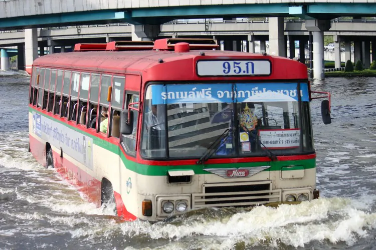 A Bangkok bus makes its way through floodwaters near Lad Phrao intersection, Nov 12. (Cameron McKinley/The Epoch Times)