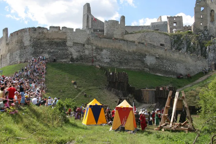 Visitors enjoy the summer festival at a castle near the village of Beckov, Slovakia, July 15, 2007. The castle restoration project goes forward with a donation from the Slovak Ministry of Culture. (Peter Sedik/The Epoch Times)
