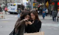 Smartphones Shift Conventional Walking Patterns