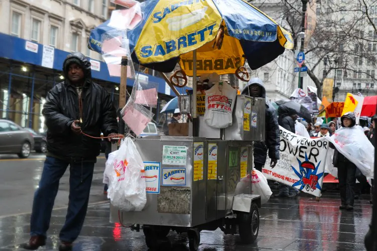 A street vendor and a cart during a protest near City Hall in 2012. One of the bills expected to pass will decrease the maximum fine from $1,000 to $500 and change the way penalties are assessed. (Benjamin Chasteen/The Epoch Times)