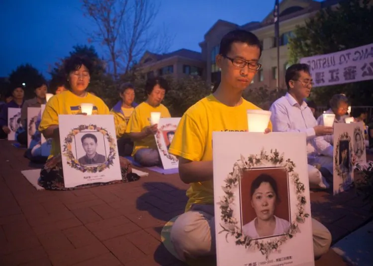 A candelight vigil is held in downtown Melbourne, Australia on July 20, to commemorate 13 years of the persecution of Falun Gong by the Chinese Regime. (Lucy Liu/Epoch Times)