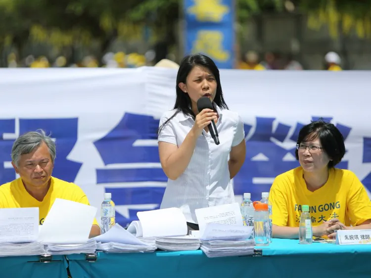 Chung Ai, the daughter of imprisoned Taiwanese Falun Gong practitioner Chung Ting-pang, speaks at a public event on July 23 in Taipei. She was unconvinced and highly unimpressed with Chinese state media's recent claim that her father had "admitted guilt." (Lin Shih-chieh/The Epoch Times)