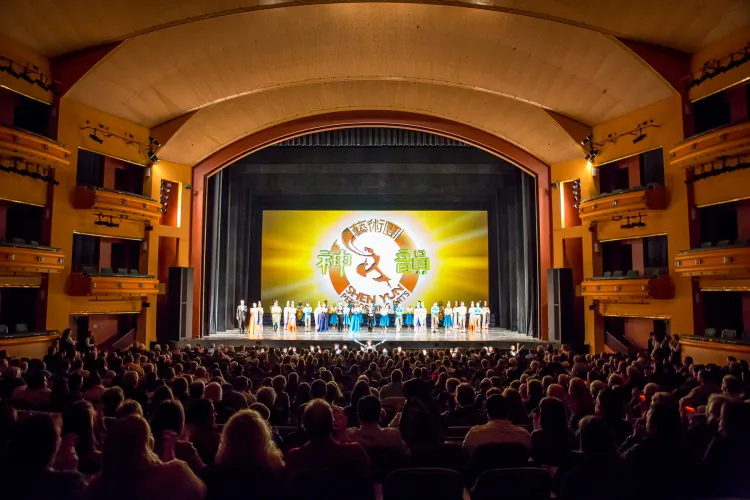 Shen Yun Performing Arts International Company's curtain call in Cincinatti's Aronoff Center for the Arts, 2013. (The Epoch Times)