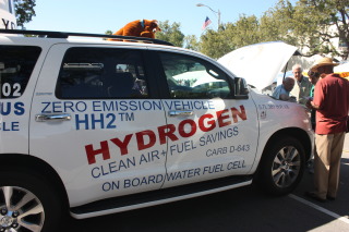Hydrogen hybrid: HH2 Hydrogen Technologies, Inc. gives a live demonstration of its product, which produces clean exhaust from any car. (Rowena Tsai/The Epoch Times)