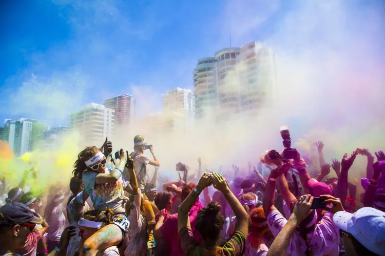 Thousands simultaneously throw red powder into the air. (Daniel Craig/The Epoch Times)