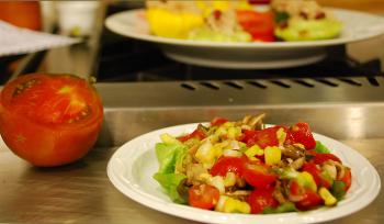 SALAD: The fresh tomatoes are turned into a delicious salad with simple ingredients, but great taste. (Helena Zhu/The Epoch Times) SALAD: The fresh tomatoes are turned into a delicious salad with simple ingredients, but great taste. (Helena Zhu/The Epoch Times)