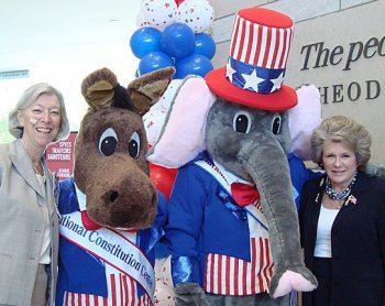 Daughters of American Revolution are driving the 'I will read the Constitution' Campaign (Pamela Tsai/Epoch Times) Daughters of American Revolution are driving the 'I will read the Constitution' Campaign (Pamela Tsai/Epoch Times)