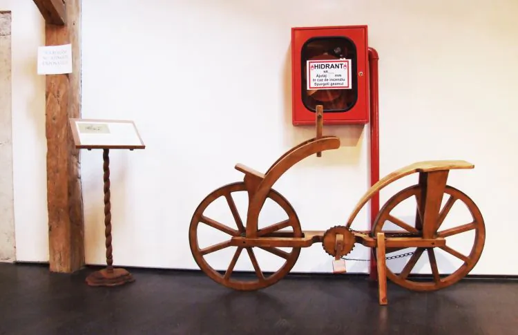 In 1966, monks at a restoration laboratory in Rome found a charcoal sketch by Leonardo da Vinci, depicting his invention of a bicycle. (Bogdan Florescu/The Epoch Times)