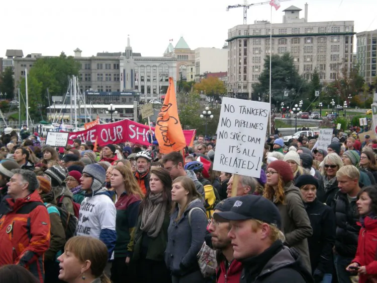 Thousands of people crowded onto the lawn of the B.C. Legislature Monday to protest the proposed Northern Gateway pipeline. Although organizers had said some demonstrators would engage in acts of civil disobedience and that arrests could be expected, the protest remained peaceful. Many held signs with slogans such as “Enbridge Will Kill Our Coast,” “Not Gonna Happen Steve,” and “Tanker Free B.C. For Me.” The protest, which included speeches and a sit-in and was supported by celebrities such as Mark Ruffalo and Daryl Hannah, aimed to build on the success of other demonstrations against oil sands expansion and proposed pipelines that have taken place in Canada and the U.S. in recent years. (Joan Delaney/The Epoch Times)
