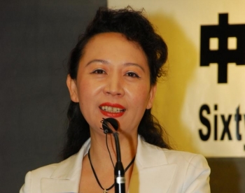 Sheng Xue, a renowned author, news critic, and investigative journalist, speaks at the forum. (Helena Zhu/The Epoch Times) Sheng Xue, a renowned author, news critic, and investigative journalist, speaks at the forum. (Helena Zhu/The Epoch Times)