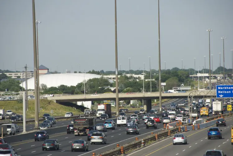 Traffic during the evening rush hour on a highway in Toronto. Communication is vitally important when driving, especially when there are many motorists on the road. (Yue Pang/The Epoch Times)