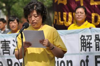 Dr. Minnan Liu reading the statement of Falun Dafa Association of Canada (Jerry Wu/The Epoch Times)