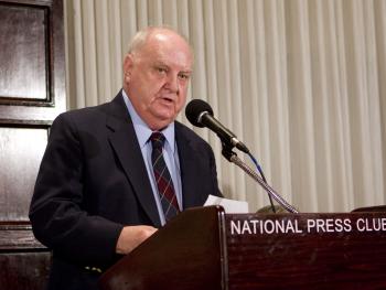 Dwynne Arneson addresses the assembly. Mr. Arneson was a Top Secret Control Officer in the U.S. Air Force, and relayed second-hand information about UFO sightings and inexplicable missile-shutdowns. (Lisa Fan/The Epoch Times) Dwynne Arneson addresses the assembly. Mr. Arneson was a Top Secret Control Officer in the U.S. Air Force, and relayed second-hand information about UFO sightings and inexplicable missile-shutdowns. (Lisa Fan/The Epoch Times)