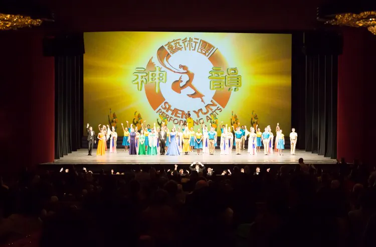 Curtain call for Shen Yun Performing Arts. (Epoch Times)