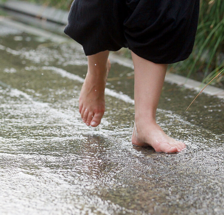 Many people have found that they sleep better, have more energy, and experience pain relief by connecting with the Earth. It’s called earthing and occurs naturally when we walk barefoot on the earth. (Mario Tama/Getty Images)