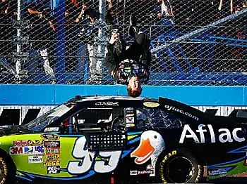 NASCAR: Edwards Wins Phoenix Sprint Cup Race, Hamlin’s Lead Shrinks