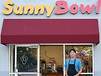 SUNNY BOWL: Proprietor Daniel Choi. A nice guy with apparently good business sense. (Jack Phillip/The Epoch Times)