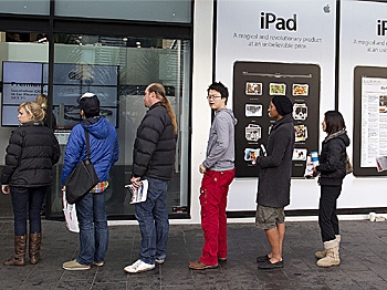 SUCCESS: Customers line up to buy the new iPad at an Apple store in Auckland, New Zealand on July 23. Apple's success in selling its iPad computer is prompting rivals to develop their own mobile tablet computers. (Brendon O'Hagan/AFP/Getty Images)