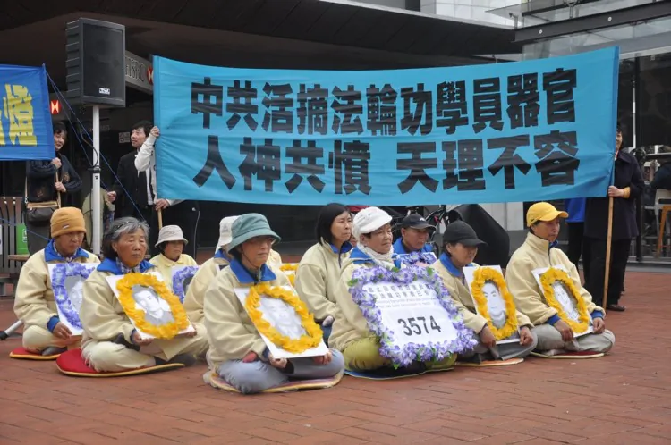 A candelight vigil is held in downtown Melbourne, Australia on July 20, to commemorate 13 years of the persecution of Falun Gong by the Chinese Regime. (Lucy Liu/Epoch Times)