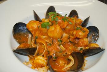 CLAMMING IT UP: Fettuccini Azzurro, served with fresh Mediterranean mussels, scallops, and rock shrimp. The sauce was tomato based, a chardonnay marinara, with fresh herbs and basil. (Paul Wilson-Young/Epoch Times Staff)