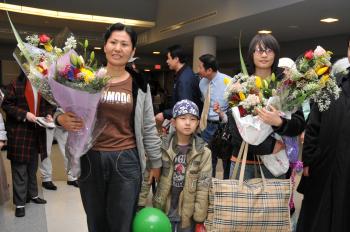 Geng He, the wife of human rights attorney Gao Zhisheng, and their two children, son Tiangyu (C) and daughter GeGe (R) arrive in New York City on March 14, 2009. Gao's family, having endured years of abuse, managed to escape China (The Epoch Times)