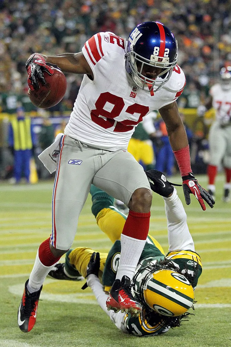 Mario Manningham (82) caught one of three touchdown passes handed out by Eli Manning as the Giants rolled 37–20 in Green Bay. (Jonathan Daniel/Getty Images)