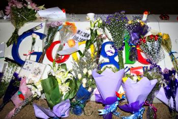 THANKS: The Epoch Times News Group joins the people of China in thanking Google for ending its censorship of search results. A card, a letter, and flowers are placed on the Google logo at its China headquarters building on March 23 in Beijing, China. (Feng Li/Getty Images)